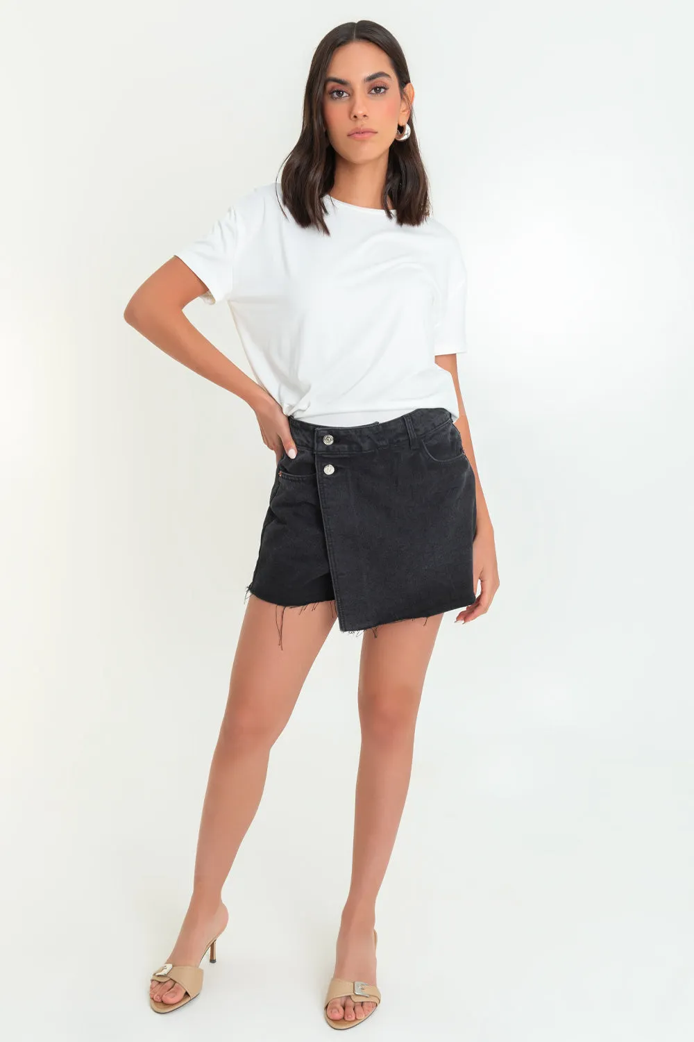 Falda short corto asimétrico de denim