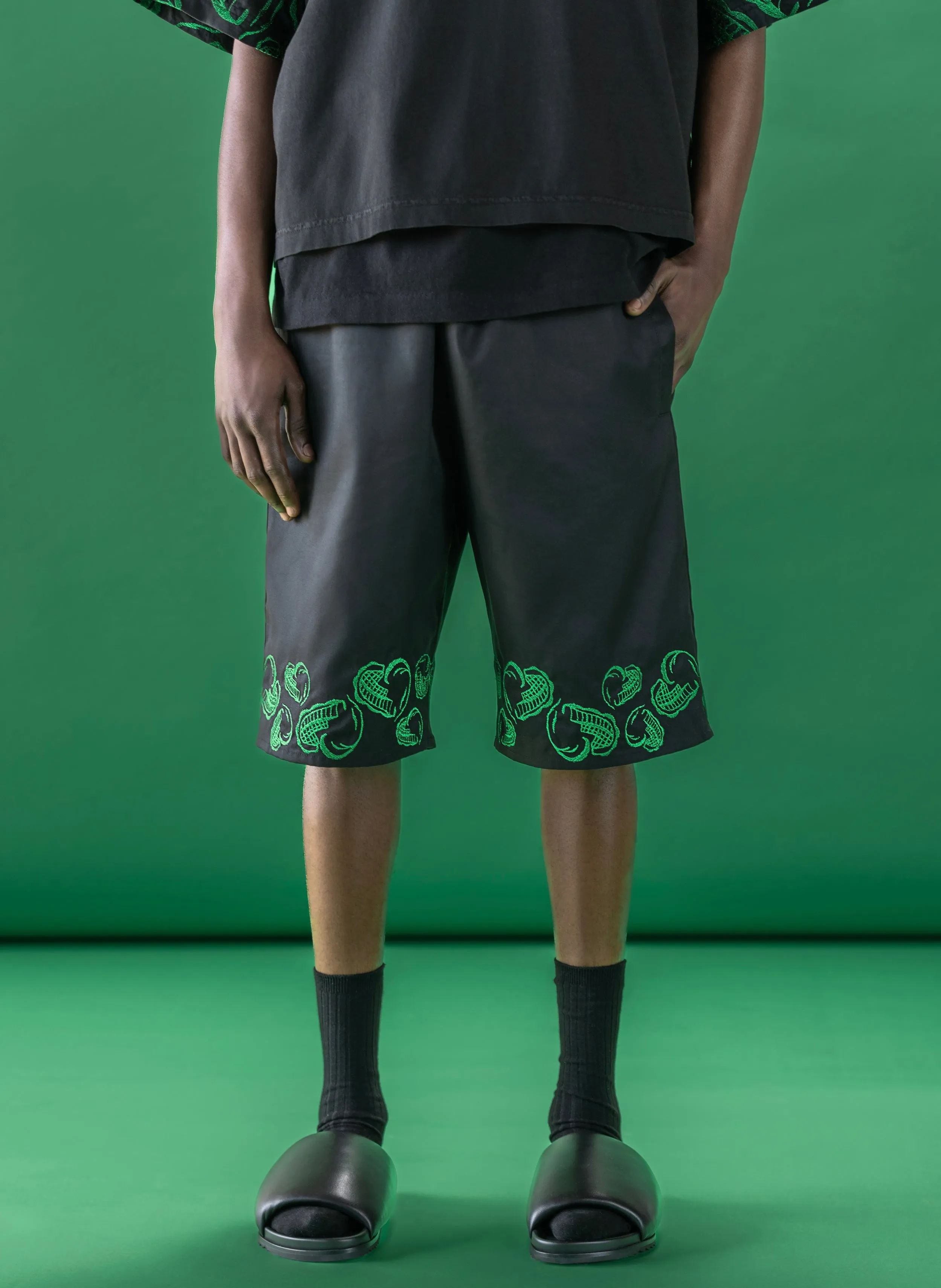 HEART EMBROIDERED SHORTS