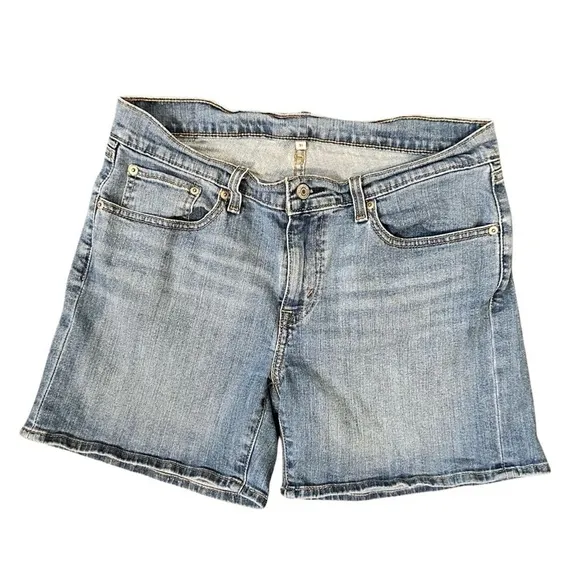 Levi’s Blue Jean Shorts Medium Wash Women’s Size 31.
