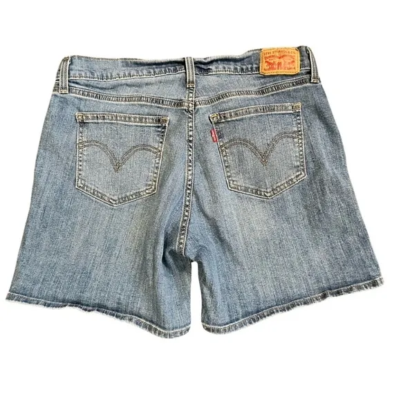 Levi’s Blue Jean Shorts Medium Wash Women’s Size 31.