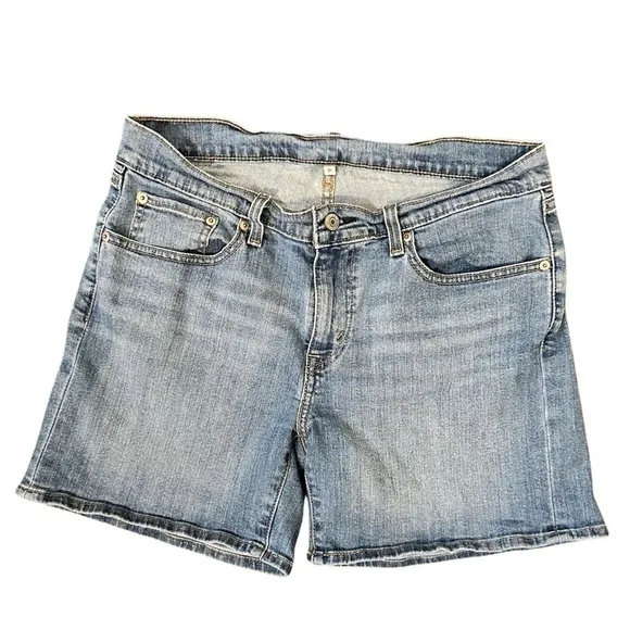 Levi’s Blue Jean Shorts Medium Wash Women’s Size 31.