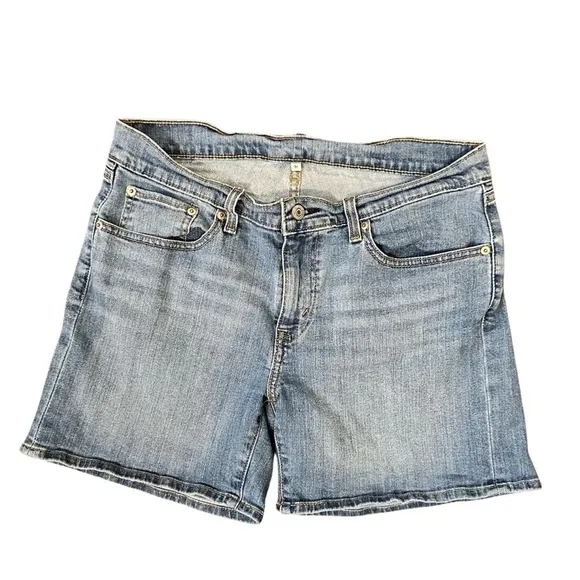 Levi’s Blue Jean Shorts Medium Wash Women’s Size 31.