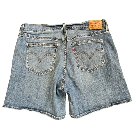 Levi’s Blue Jean Shorts Medium Wash Women’s Size 31.