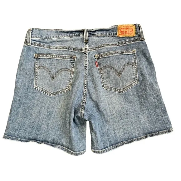 Levi’s Blue Jean Shorts Medium Wash Women’s Size 31.