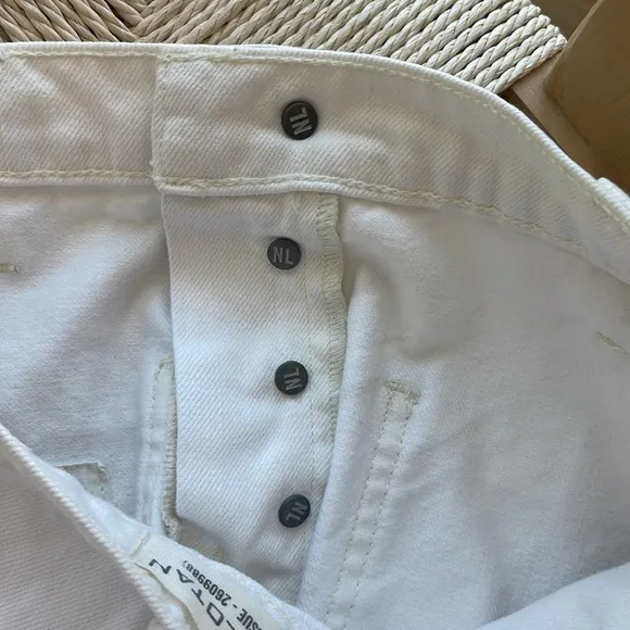 Nili Lotan Mollie button fly shorts size 24 100% cotton creamy white