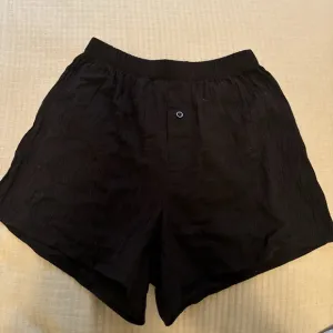 NWOT ÉTERNE Dylan Short - BLACK