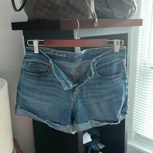 Women's vineyard Vines Denim Shorts mid rise